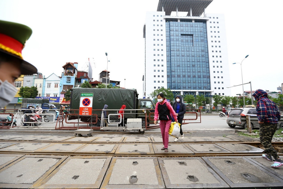 Dịch bệnh diễn biến phức tạp nhưng họ vẫn phải ra vào bệnh viện Bạch Mai hàng ngày để chạy thận nhân tạo đúng lịch.(Ảnh: Minh Quyết/TTXVN)