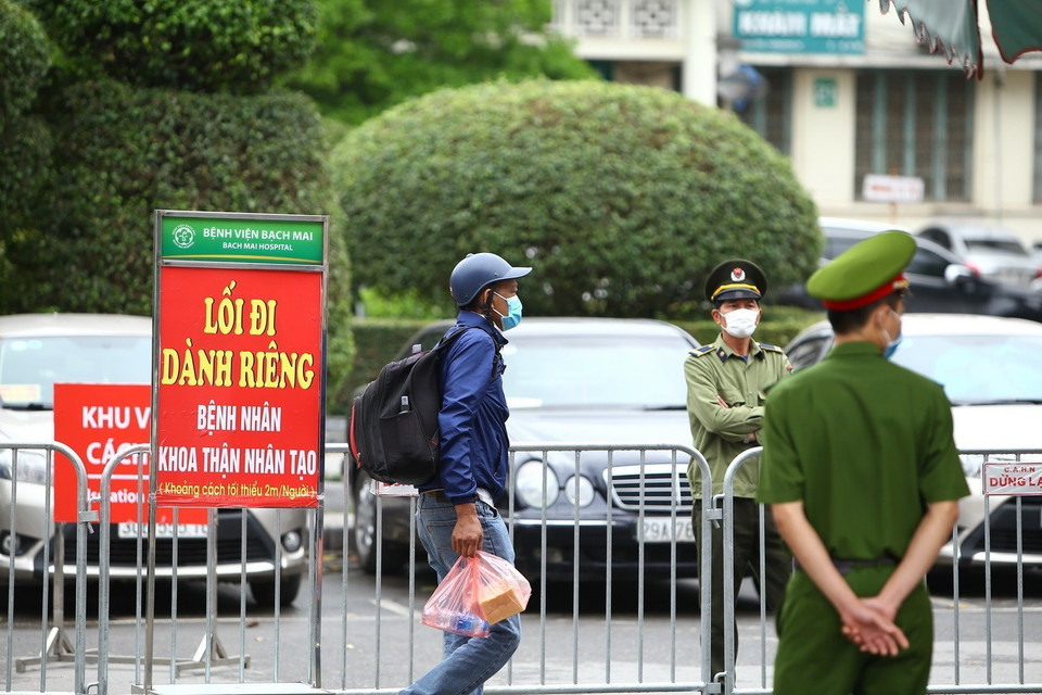 Các bệnh nhân đều được kiểm tra nghiêm ngặt trước khi vào bệnh viện. (Ảnh: Minh Quyết/TTXVN)