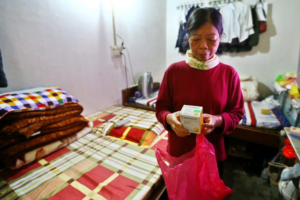 Ngoài điều trị chạy thận, người dân cũng phải mua thêm thuốc uống bổ trợ. (Ảnh: Minh Quyết/TTXVN)