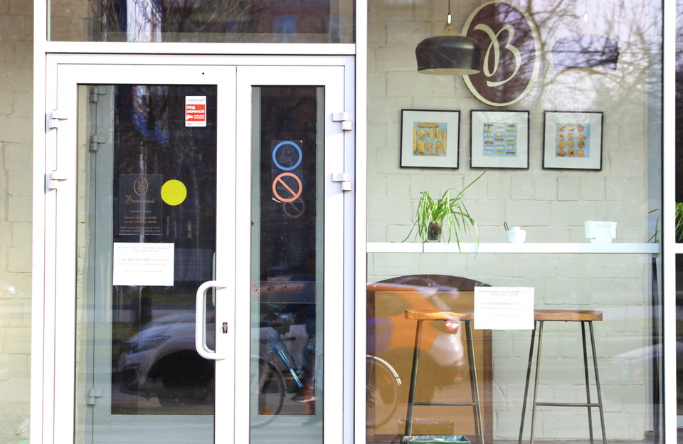 Các quán càphê được yêu cầu đóng cửa đến ngày 5/4/2020 nhằm hạn chế người dân tụ tập. (Ảnh: Trần Hiếu/TTXVN)