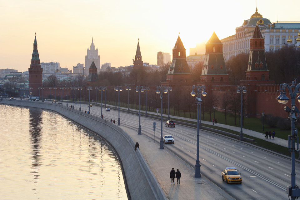 Khu vực bờ sông Moskva vốn tập trung đông đúc người dân, nay trở nên vắng vẻ hơn. (Ảnh: Trần Hiếu/TTXVN)