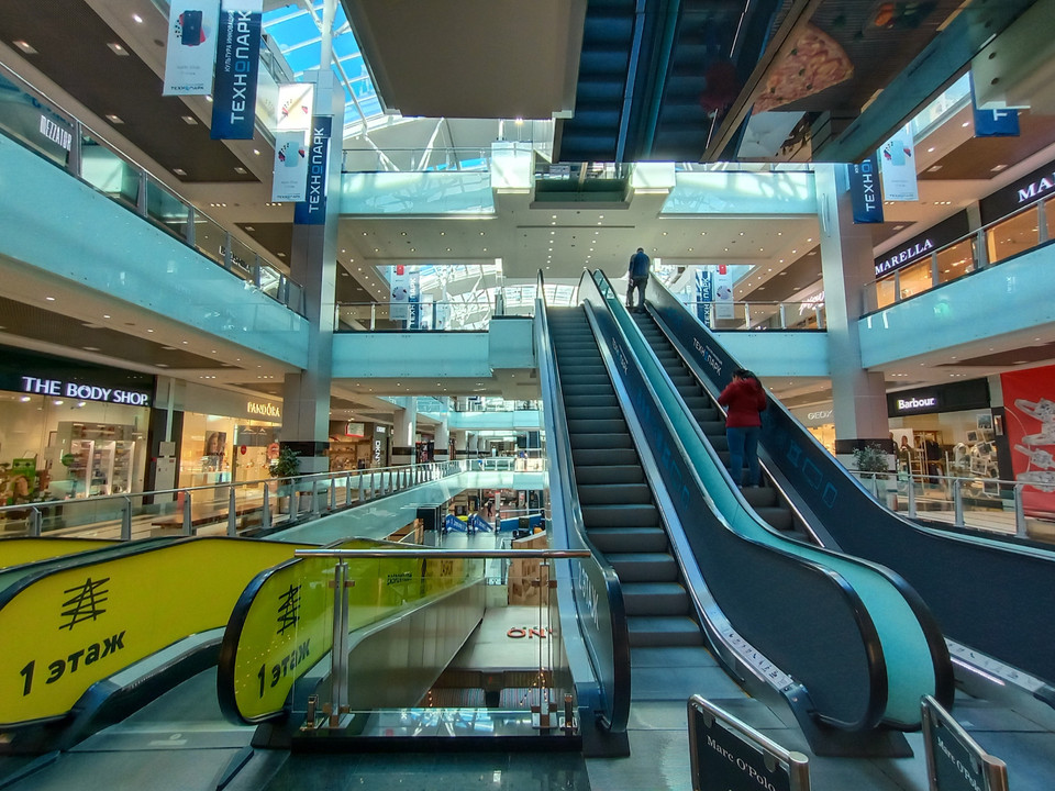 Các trung tâm thương mại vắng bóng người dân tới mua sắm. (Ảnh: Trần Hiếu/TTXVN)