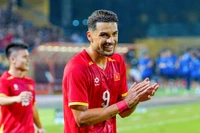 Tiền đạo nhập tịch Đỗ Hoàng Hên hướng đến bàn thắng đầu tiên trong màu áo đội tuyển Việt Nam. (Ảnh: Việt Anh/Vietnam+)