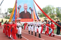 Đoàn diễu hành rước ảnh Chủ tịch Hồ Chí Minh tập thể dục, thể thao. (Ảnh: Dương Giang/TTXVN)