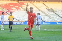 Tiền vệ Xuân Bắc trở lại đội hình xuất phát của Đội tuyển U22 Việt Nam trong trận bán kết môn Bóng đá Nam SEA Games 33. (Ảnh: Nguyễn Huy)