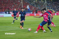 Công an Hà Nội (áo đỏ) để đối thủ Buriram United cầm hòa 2-2 ở trận chung kết lượt đi Shopee Cup 2024-2025. (Ảnh: Việt Anh/Vietnam+)