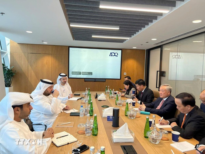 Phó Thủ tướng Thường trực Chính phủ Nguyễn Hòa Bình tiếp ông Mohamed Hassan Al Suwaidi, Bộ trưởng Bộ Đầu tư UAE kiêm Tổng Giám đốc Quỹ Đầu tư ADQ. (Ảnh: TTXVN phát) ttxvn-uae2.jpg