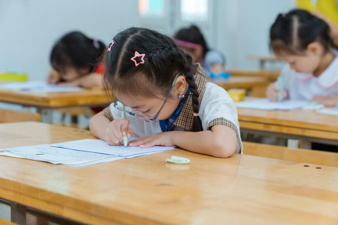 Học sinh một trường tiểu học luyện chữ. (Ảnh: Vietnam+) vietnam-chu.jpg