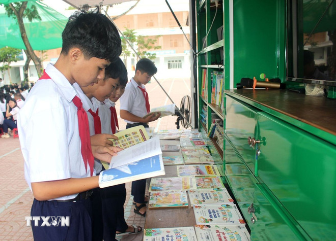 Xe thư viện lưu động nhằm giúp lan tỏa văn hóa đọc đến với học sinh. (Ảnh: Hồng Hiếu/TTXVN) ttxvn-trien-lam-2.jpg