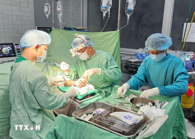 គ្រូពេទ្យនៅមន្ទីរពេទ្យបានយកដៃរបស់ជនរងគ្រោះមកវិញ។ រូបថត៖ VNA ttxvn-ban-tay-dut.jpg