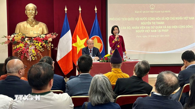 Phó Chủ tịch Quốc hội Nguyễn Thị Thanh phát biểu tại buổi gặp gỡ Cộng đồng Việt Nam tại Pháp. (Ảnh: Thu Hà/TTXVN)