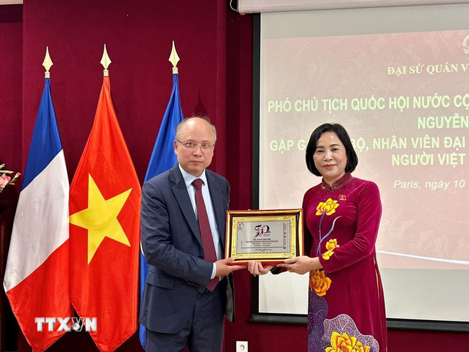 Đại sứ Đinh Toàn Thắng tặng quà lưu niệm cho Phó Chủ tịch Quốc hội Nguyễn Thị Thanh. (Ảnh: Thu Hà/TTXVN)