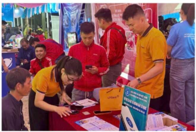 Die Festivalatmosphäre war geprägt von der Beratung, Anleitung und Unterstützung der Menschen bei der Installation von Anwendungen und der Nutzung der Vorteile der digitalen Transformation in Leben und Produktion. Viele nahmen begeistert daran teil. (Quelle: Elektronisches Informationsportal der Provinz Tuyen Quang) screenshot-2025-10-31-105149-9348.jpg