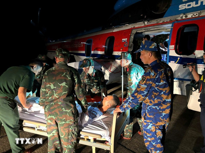 Tổ Quân y đưa bệnh nhân lên trực thăng để vận chuyển về đất liền điều trị. (Ảnh: TTXVN phát) ttxvn-binh-doan-182.jpg
