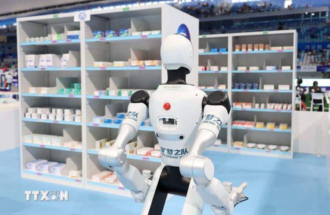 مسابقة روبوتات تصنيف الأدوية. (صورة: كونغ توين/وكالة الأنباء الفيتنامية) ttxvn-ro-bot2.jpg