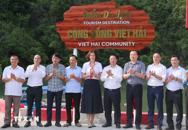 Delegierte führen die Zeremonie zur Anbringung des Schildes der Viet Hai Community Tourism Site durch. (Foto: Minh Thu/VNA) ttxvn-cat-hai2.jpg