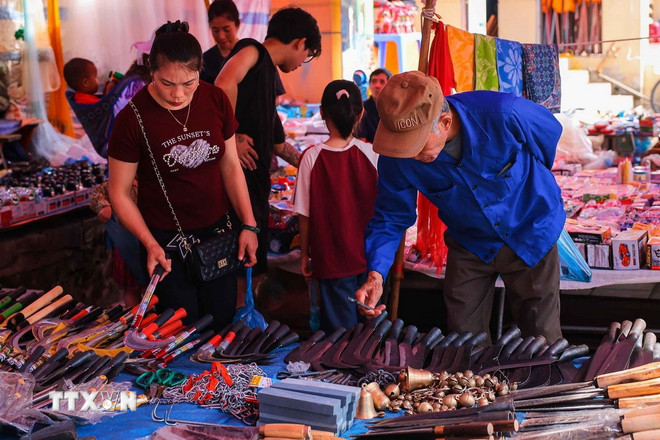Orang-orang berbelanja peralatan pertanian di Pasar Bac Ha. (Foto: Hoang Hieu/VNA) ttxvn-cho-phien-1-resize.jpg