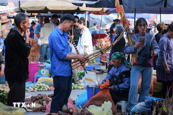 Khen, alat musik yang sangat penting dalam kehidupan dan ritual budaya serta spiritual masyarakat Mong, dijual di Pasar Bac Ha. (Foto: Hoang Hieu/VNA) ttxvn-cho-phien-5-resize.jpg