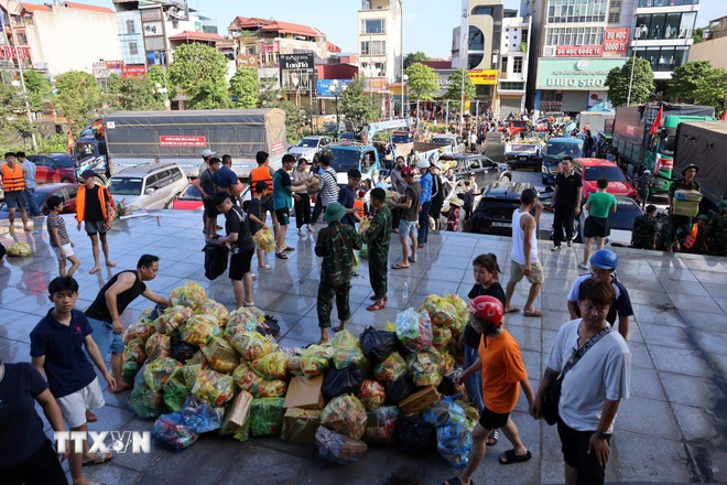 Đoàn cứu hộ Quân khu 1 giúp dân ở Thái Nguyên ra khỏi vùng bị ngập sâu do bão lũ. (Ảnh: Nhật Anh/TTXVN) ttxvn-thai-nguyen345.jpg