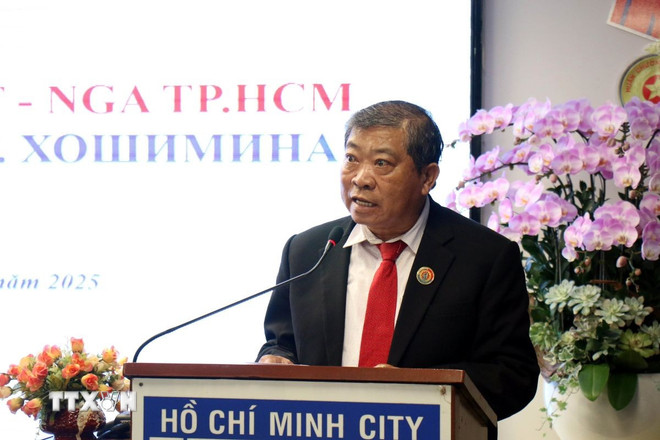 Chủ tịch Hội hữu nghị Việt - Nga Thành phố Hồ Chí Minh Hoàng Minh Nhân phát biểu ôn lại Ngày Chiến thắng. (Ảnh: Tiến Lực/TTXVN) ttxvn-vietnga.jpg