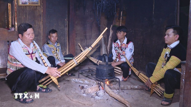 Nghệ nhân dân gian Hờ A Thào ở xã Bản Công, huyện Trạm Tấu dạy tiếng Khèn cho các thanh niên người Mông. (Ảnh: Tuấn Anh/TTXVN) ttxvn-khen-mong1.jpg