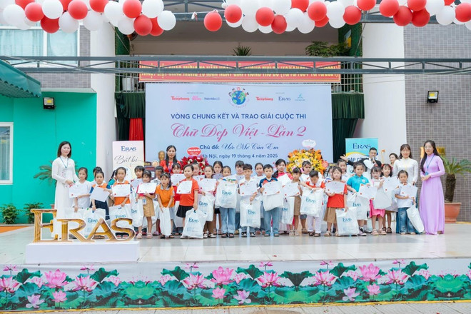 Trao giải cuộc thi chữ đẹp ở một trường tiểu học. (Ảnh: Vietnam+) chu-dep.jpg