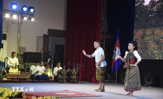 Trích đoạn Dù kê “Truyện Mắc Thơng” do các nghệ sỹ Campuchia biểu diễn tại lễ khai mạc. (Ảnh: Tuấn Kiệt/TTXVN) ttxvn-mua-campuchia.jpg