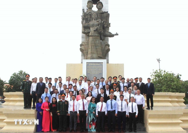 Các đại biểu tham dự lễ dâng hương tưởng niệm các anh hùng liệt sỹ tại Tượng đài Hữu nghị Campuchia-Việt Nam ở thủ đô Phnom Penh. (Ảnh: Hoàng Minh/TTXVN) ttxvn-campuchia271.jpg