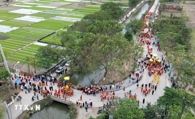 Toàn cảnh lễ "rước Vua” đền Sái tại làng Thụy Lôi (xã Thụy Lâm, huyện Đông Anh, Hà Nội), Lễ hội được đề nghị là Di sản Văn hóa Phi vật thể Quốc gia. (Ảnh: TTXVN) ttxvn-dong-anh.jpg