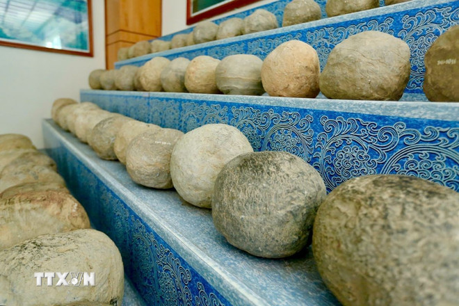 Hàng trăm viên đạn đá có kích thước lớn nhỏ đang được trưng bày tại phòng trưng bày hiện vật quý của Trung tâm Bảo tồn di sản thế giới thành nhà Hồ. (Ảnh: Hoa Mai/TTXVN) ttxvn-thanh-nha-ho2.jpg