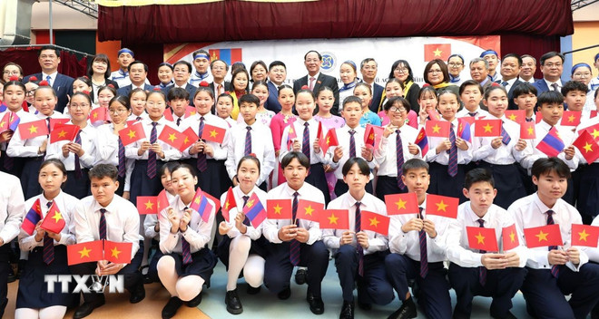អនុប្រធានរដ្ឋសភាលោក Tran Quang Phuong និងសិស្សឆ្នើមនៃសាលាអន្តរកម្រិតលេខ១៤។ (រូបថត៖ Quang Hung/VNA) ttxvn-tran-quang-phuong.jpg