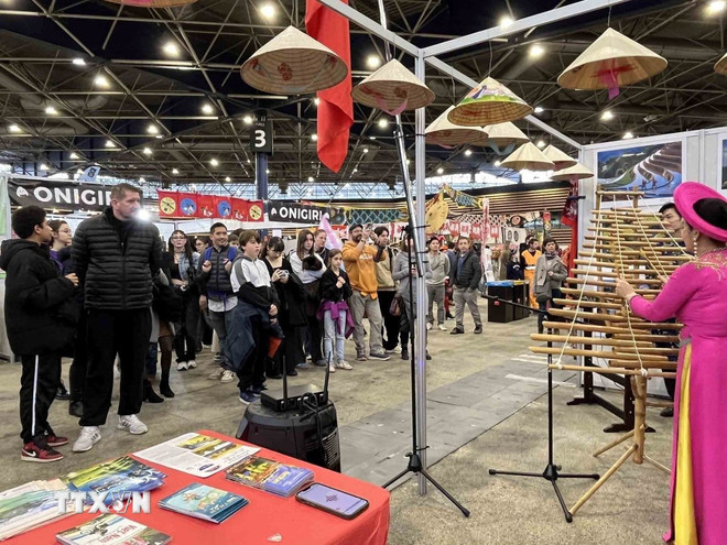 Des visiteurs se rendent au stand du Centre culturel vietnamien en France lors du salon. (Photo : Ngoc Hiep/VNA) ttxvn-phap-viet-hoi-cho.jpg
