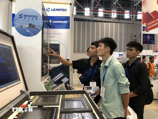 Khách tham quan trải nghiệp công nghệ tự động hóa thông minh tại MTA Vietnam 2025. (Ảnh: Mỹ Phương/TTXVN) ttxvn-kim-khi.jpg