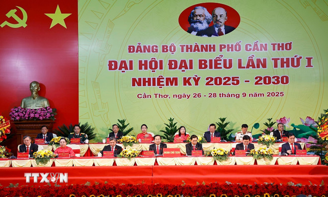 Đoàn Chủ tịch Đại hội. (Ảnh: Doãn Tấn/TTXVN) ttxvn-can-tho4.jpg