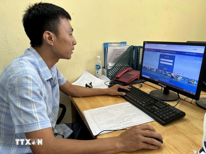 Cán bộ Văn phòng đại diện kiểm soát nghề cá tại cảng cá Thọ Quang truy cập phần mềm Hệ thống giám sát tàu cá để kiểm tra tàu có dấu hiệu vi phạm IUU. (Ảnh: Đỗ Trưởng/TTXVN) ttxvn-iuu.jpg