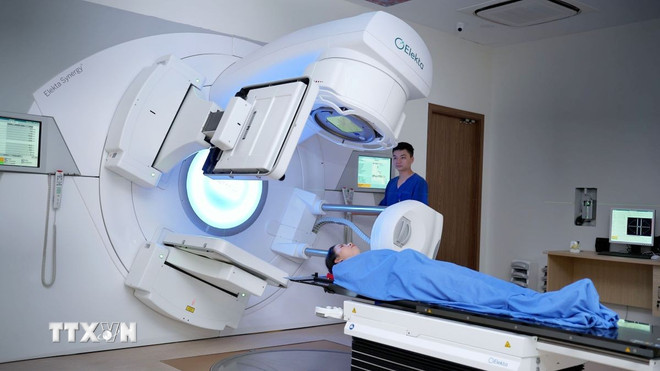 The Elektra Synergy 160-blade radiotherapy system has been put into use by Lac Viet Hospital in Phu Tho province in cancer treatment. (Photo: Nguyen Thao/VNA) ttxvn-phu-tho2.jpg