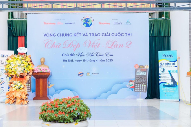 Một trường tiểu học tổ chức cuộc thi viết chữ đẹp cho học sinh (Ảnh: Việt Nam+) chu.jpg