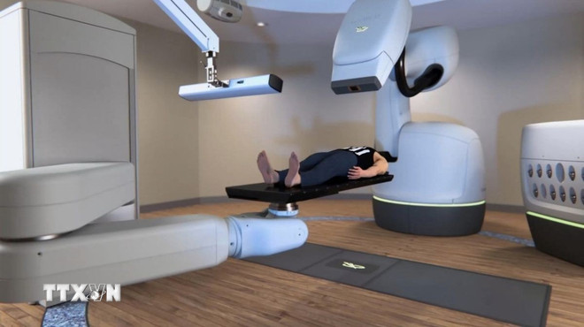 Hình ảnh mô phỏng hệ thống robot xạ phẫu CyberKnife S7 có tích hợp trí tuệ nhân tạo. (Ảnh: TTXVN phát) ttxvn-benh-vien-ai2.jpg