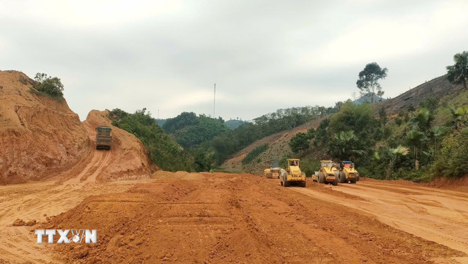 Thi công trên tuyến cao tốc Tuyên Quang-Hà Giang, đoạn qua xã Bạch Xa (Tuyên Quang). (Ảnh: Hoàng Hải/TTXVN) ttxvn-cong-tturong2.jpg