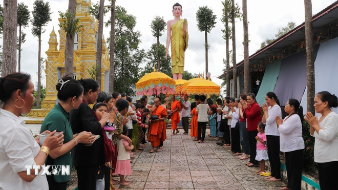 សែនដូលតា ជាទំនៀមទំលាប់ដ៏ល្អមួយរបស់ជនជាតិខ្មែរ។ (រូបថត៖ ហុង ថៃ/VNA) ttxvn-sene-dolta3.jpg