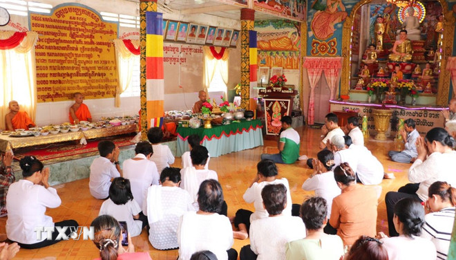 ប្រជាពលរដ្ឋខ្មែរចូលរួមសូត្រធម៌បួងសួងដល់អ្នកស្លាប់នៅវត្ត ១៤.០០០ (ភូមិ៥ ឃុំវិញទឿង)។ (រូបថត៖ ហុង ថៃ/VNA) ttxvn-sene-dolta23.jpg