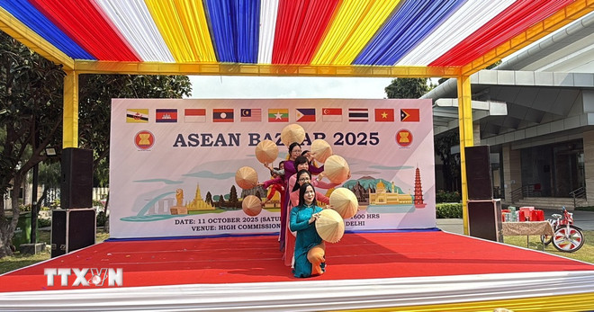 أداء أو داي من الوفد الفيتنامي. (تصوير: نغوك ثوي/وكالة الأنباء الفيتنامية) ttxvn-asean-3-resize.jpg