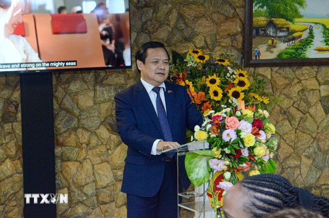 ឯកអគ្គរដ្ឋទូតវៀតណាមប្រចាំនៅប្រេស៊ីល Bui Van Nghi ថ្លែងមតិក្នុងកិច្ចប្រជុំមិត្តភាព “ពូហូ ស្ត្រីវៀតណាម និងស្មារតីនៃសាមគ្គីភាពអន្តរជាតិ” នៅប្រទេសប្រេស៊ីល។ (រូបថត៖ ស្ថានទូតវៀតណាមប្រចាំនៅប្រេស៊ីល) ttxvn-a2.jpg