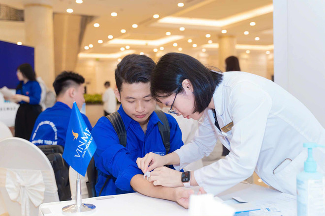 Hưởng ứng chiến dịch Cùng hành động vì bầu trời xanh” Vinmec triển khai Tuần lễ “Môi trường và Bệnh lý dị ứng đường thở” với hoạt động test dị nguyên miễn phí cho khách mời ngay tại tạo đàm. (Ảnh: Vietnam+) anh-03.jpg