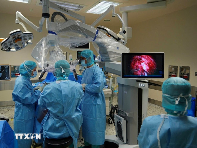 Brain tumor surgery was performed under the guidance of the Navigation neuronavigation system. (Photo: VNA) ttxvn-u-nao-2.jpg