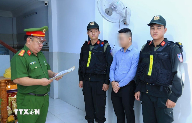Cơ quan Cảnh sát Điều tra đọc lệnh tạm giữ hình sự Mai Xuân Tưởng, Giám đốc doanh nghiệp. (Ảnh: TTXVN phát) ttxvn-phan-gia.jpg