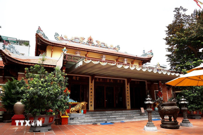 ប្រាសាទ Tran Hung Dao សាងសង់ក្នុងឆ្នាំ 1932 គឺជាកន្លែងសាសនាដ៏ពិសិដ្ឋមួយក្នុងទីក្រុងហូជីមិញ។ (រូបថត៖ Hong Dat/VNA) ttxvn-du-lich-1.jpg