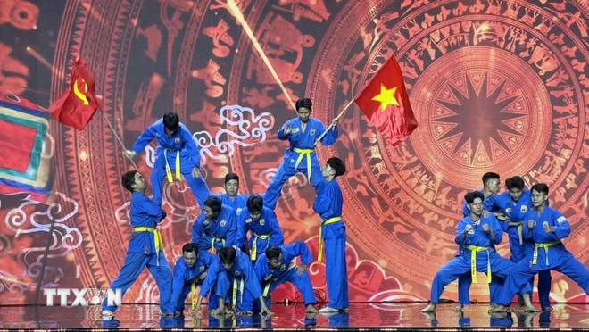 「ベトナムナイト」での特別公演。(写真:Huu Duyen/VNA) ttxvn-ruc-ro-dem-hoi2.jpg