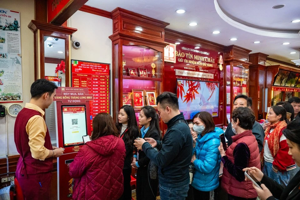 Người dân Hà Nội đổ xô mua vàng ngày vía Thần Tài, phố Trần Nhân Tông nhộn nhịp từ sáng sớm