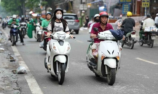 Sinh viên đối mặt với nỗi niềm xe xăng, xe điện trước thời hạn chuyển đổi